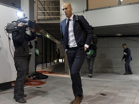 איסקו, שלא זכה ליותר מדי קרדיט אצל בניטס, מקבל את המקום בהרכב של זידאן. חאמס על הספסל. מה דעתם של האוהדים? <STRONG>טקבקו לנו!</STRONG>