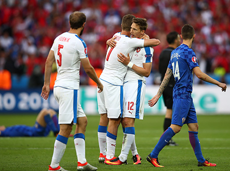 עכשיו השאלה היא כיצד אופ``א תחליט להתייחס לאירוע הזה והאם הקרואטים ייענשו בחומרה. כך או כך, הם יגיעו למשחק האחרון בבית מול ספרד כנראה בלי מודריץ`, ועם שק של סימני שאלה. הצ`כים? קיבלו גלגל הצלה שעשוי להוביל אותם לשלב הבא.