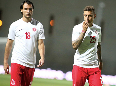 גם שיימן על הספסל של הפועל ת"א (צילום: אלן שיבר)