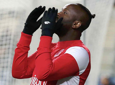 תמוז מתרגל תנועת אכזבה כבר בחימום (אלן שיבר)