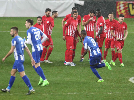 גשם שוטף במושבה (צילום: אלן שיבר)