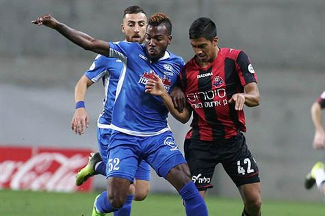 פירס הפך למוצהב הראשון במשחק (צילום: אלן שיבר)