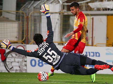 גיא חיימוב עוצר את דין דוד. אשדוד פיספסה הזדמנות פז (צילום: דני מרון)