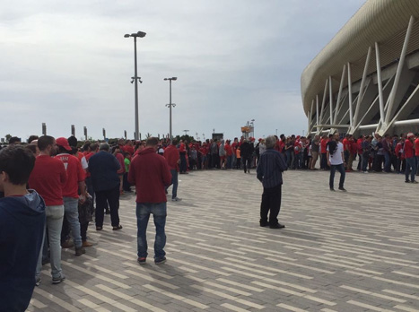 שוטר ושוטרת באו לטפל בקריאה, אחרי שאוהד של הפועל ת``א התפרע במזנון ליד האצטדיון וככל הנראה התנגד למעצר. הצטרפו אליו עוד מספר אוהדים והחלה תגרה עם 2 השוטרים, שנפצעו קל מאוד. כרגע לא ידוע על עצורים.