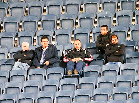 הנהלת בני סכנין צופה מהיציע (צילום: דני מרון)