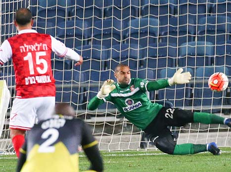בעיטה עוצמתית של שכטר למרכז השער הכניעה את קנדיל (צילום: דני מרון)