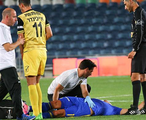 בן חיים שרוע על הדשא. מכה לא פשוטה למכבי ת``א (צילום: דני מרון)