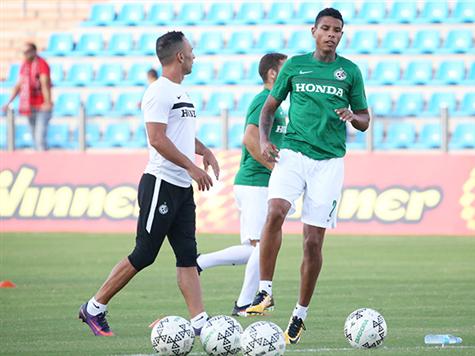 אליסון דוס סנטוס&nbsp;ינסה לייצב את מרכז ההגנה&nbsp;(צילום: יוסי שקל)