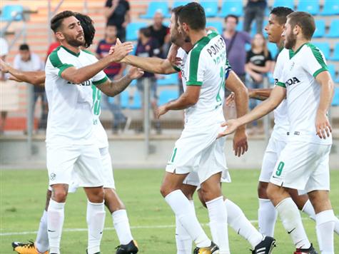 אלירן עטר ניגש לבעוט את הפנדל ובעט מושלם לפינה השמאלית של הרן! 0:2&nbsp;מבטיח לירוקים (צילום: יוסי שקל)