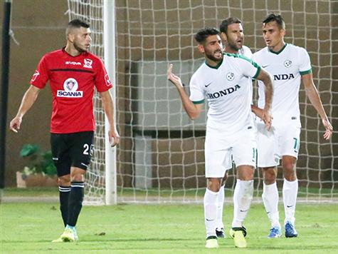 אלירן עטר חוגג. השלים צמד ועל הדרך גם עיצבן את שחקני בני סכנין (צילום: יוסי שקל)