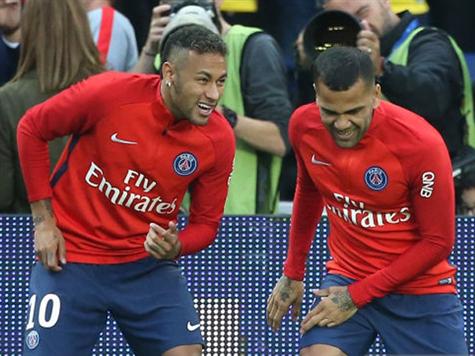 מצב רוח טוב לשחקני פ.ס.ז` בחימום (getty)