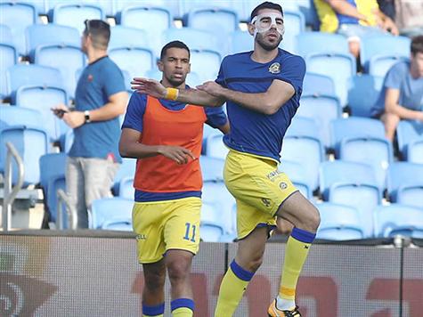 טיבי מדגמן את המסכה (אלן שיבר)