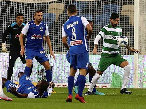 קלאוס מוקף בשחקני מכבי פ``ת. חיפה מסוגלת להמשיך במומנטום? (צילום: אלן שיבר)