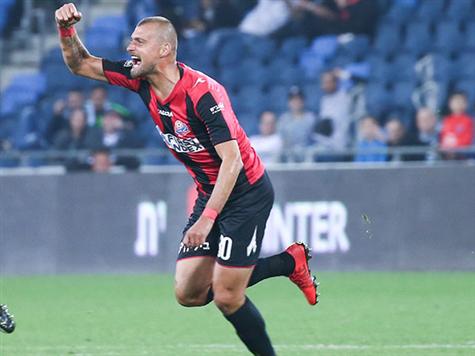 לא להאמין! תמאש משגר טיל מ-35 מטרים, לויטה היה צריך לקלוט את הכדור, אבל הוא שמט אותו לרשת. איזו טעות של השוער המחליף של חיפה...