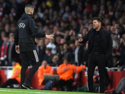 השופט מרחיק את סימאונה. לא דבר חדש עבור הארגנטיני (getty)