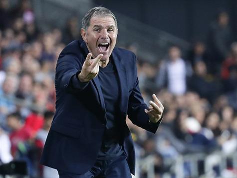 <STRONG>שער! </STRONG>לוסיו כבש בפנדל. לפני הבעיטה התפתח ויכוח בין שחקני חדרה ופלומיין עזב את איזור הרחבה בזעם (דני מרון).