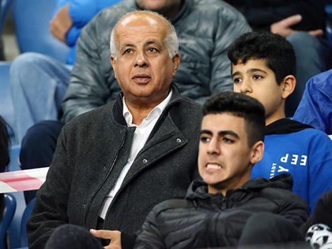 אבי לוזון משקיף מהיציע (אודי ציטיאט)