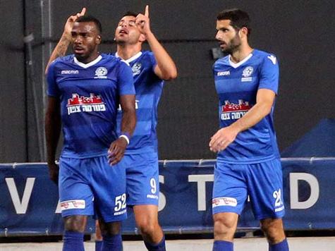 מחצית במושבה, 0:1 למכבי פ``ת מהשער של בריבו (אודי ציטיאט).