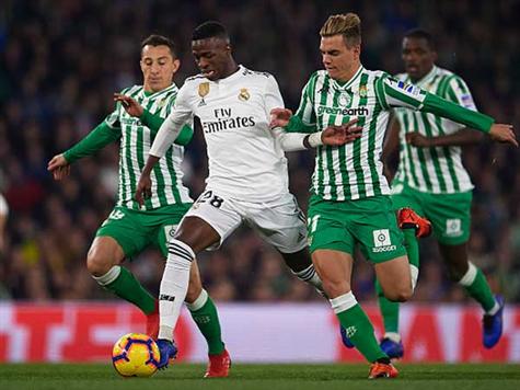 הזדמנות גדולה לריאל מדריד להכפיל. בנזמה מצא את ויניסיוס בכדור רוחב טוב, וזה המשיך בנגיעה אך לא הכניע את פאו לופס. (getty, Aitor Alcalde)