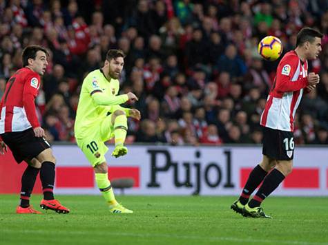 ניסיון ראשון של ליונל מסי. בעיטה של הפרעוש מחוץ לרחבה מקפצת על הדשא ונעצרת אצל הררין. קרן לבארסה (getty images)