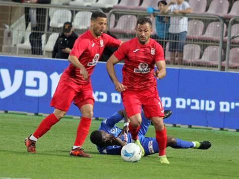 <STRONG>רבע שעה&nbsp;משריקת הפתיחה. נועלת הטבלה שולטת, אך לא מצליחה לנצל את ההזדמנויות שלה. (אנצ`ו גוש, סוכנות ג`יני)</STRONG>