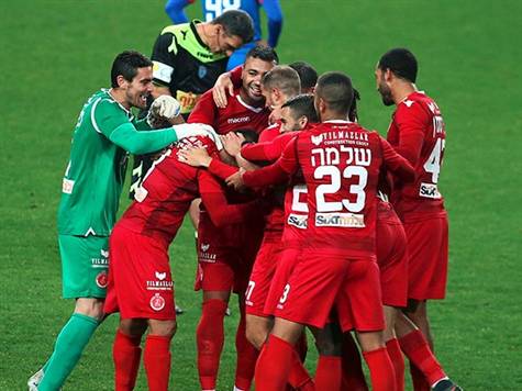 שלושה משחקים נערכו בעונה שעברה בין האשדודים לתל אביבים, שני הראשונים בליגה הסדירה הסתיימו בתיקו (0:0 ו-1:1), האחרון נגמר עם 1:5 מהדהד לטובת האדומים (צילום: אלן שיבר)