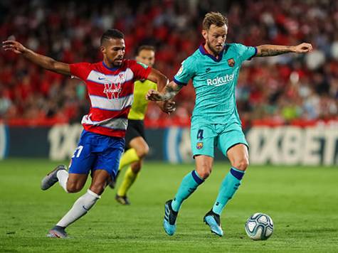 פתיחה שונה לגמרי למחצית השנייה. ברצלונה בשליטה מוחלטת במגרש, גרנאדה נדחקת לעבר שערה שלה (getty)