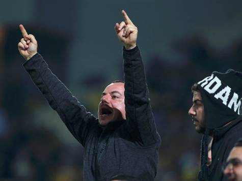 עדכון מהיציע: כשחלק מהאוהדים מנסים להתחיל לעודד, שער 11 שורק בוז ומונע מהם לעשות זאת (צילום: אלן שיבר)