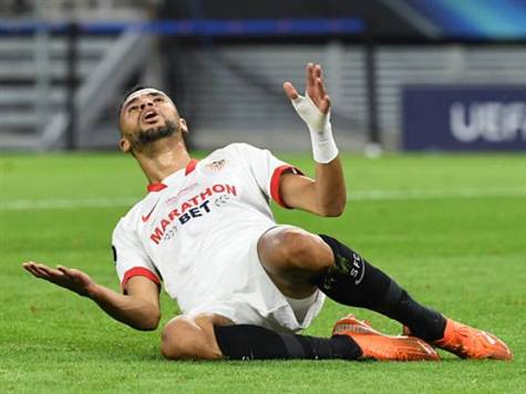 שוב נוייר הציל את באיירן ושוב מול אן נסירי. החלוץ היה לבד מול השוער, אך נוייר עצר לקורה. (GETTY)