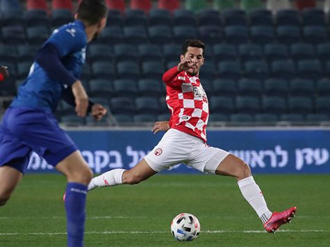 באריירו קיבל הזדמנות מצוינת בתוך הרחבה אבל ברטקוס עצר את הקשר ברגע האחרון. (דני מרון)