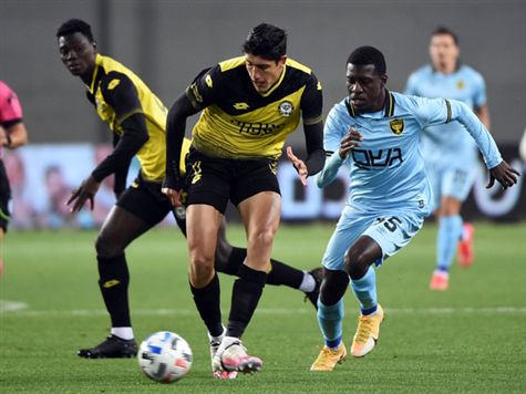 אז מה קרה שם בדיוק? גאנדלמן חטף במחצית המגרש של בית``ר והכניס עומק בין שניים, קניקובסקי השתלט וכבש מקרוב את הראשון. (ברני ארדוב)