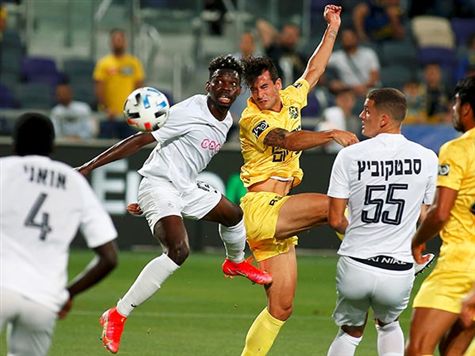 <STRONG>הזדמנות כפולה למכבי תל אביב!</STRONG> הרננדס עלה לקרן ונגח, אך ג`ראפי ירד נהדר והדף.&nbsp;סאבוריט הגיע לכדור החוזר ובעט, אך השוער הציל לקרן. (אלן שיבר)