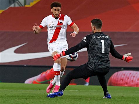 וואו! טלה השאיר את אדאמס מול אליסון, אך החלוץ לא היה מספיק חד והברזילאי עצר אותו (GETTY)