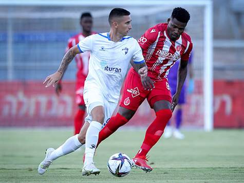 עשר דקות ראשונות מאחורינו, קריית שמונה מנסה למצוא את הפרצה בעזרת הרמות לרחבה, בינתיים ללא הצלחה. (מאור אלקסלסי)