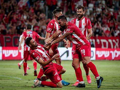 פעם נוספת זה תומר, שעלה למעלה ונגח כדור נהדר מבן ביטון&nbsp;היישר פנימה. (מאור אלקסלסי)