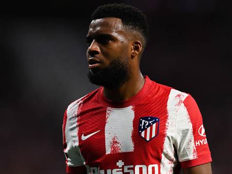 אתלטיקו מדריד מגיעה להתמודדות לאחר שמשחק הקודם שלה הצליחה לסחוט נקודה מריאל סוסיאדד, לאחר שהייתה בפיגור 2:0 מול ריאל סוסיאדד. דייגו סימאונה צפוי לעלות למפגש ללא כמה שחקני מפתח. תומא למאר, אחד המצטיינים של הקולצ`נרוס העונה, ייעדר בשל פציעה בשריר, ומרכוס יורנטה ימשיך לשבת בחוץ לצורך התאוששות מפציעה בירך. סטפן סאביץ` וג`פרי קונדוגביה בספק.