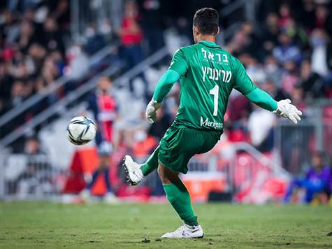 <STRONG>סוף סוף קורה כאן משהו! </STRONG>זריהן סובב כדור מסוכן מחוץ לרחבה, ומרינוביץ` הצליח להתעופך ולהציל! (מאור אלקסלסי)