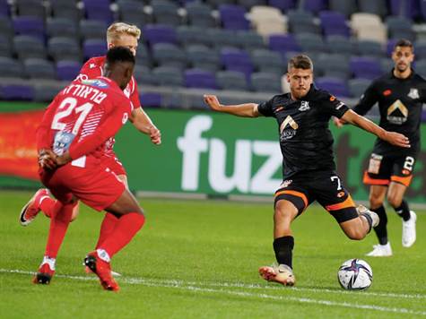 איליי מדמון בועט לשער. מהשחקנים הבולטים על המגרש (אלן שיבר)