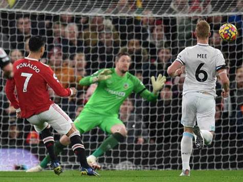 החמצה ענקית של רונאלדו. הפורטוגלי קיבל כדור ארוך אדיר משואו ונותר לבדו מול הנסי, אך הכדור קפץ ומספר 7 בעט מעל למשקוף (GETTY)