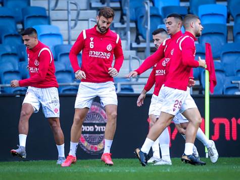 אדי גוטליב ושי אייזן מתחממים. האדומים רוצים לנצח גם בהרכב חסר (מאור אלקסלסי)