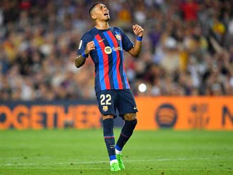 התקפה נהדרת של בארסה. דמבלה נשלח קדימה והעביר כדור מושלם לראפיניה, שבעט מסף הרחבה מעל למשקוף (GETTY)