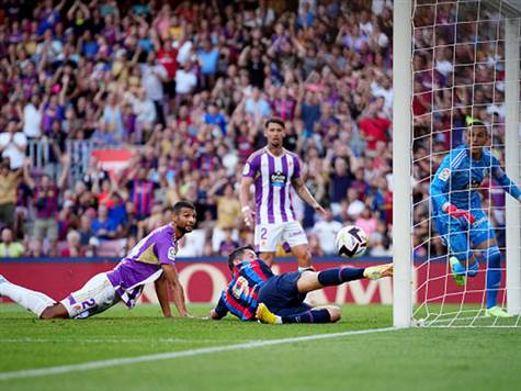 איזו הזדמנות של לבנדובסקי! הגבהה מדהימה של&nbsp; ראפיניה פגשה את ראשו של הפולני, שנגח לעמוד ולא הצליח לדחוק את הריבאונד לרשת. השער של ברצלונה מתקרב (GETTY)