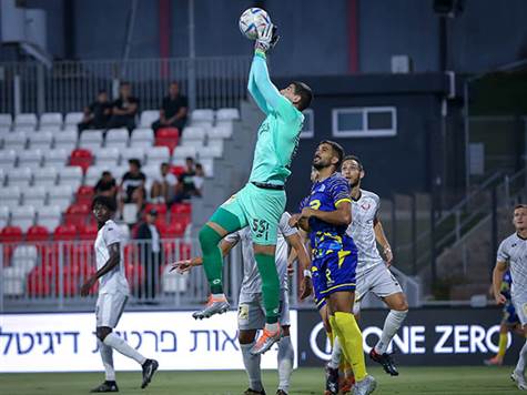 <STRONG>טעות מסוכנת של רובי לבקוביץ`. </STRONG>שוער חדרה יצא לא טוב לכדור גובה, התקפת ריינה לא הצליחה לנצל את ההזדמנות כדי לכבוש<BR><BR>(מאור אלקסלסי)