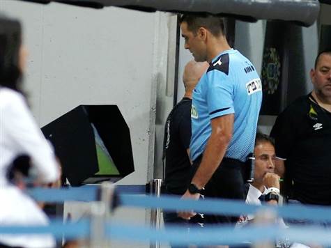 ארז פפיר מסתכל ב-VAR (אלן שיבר)