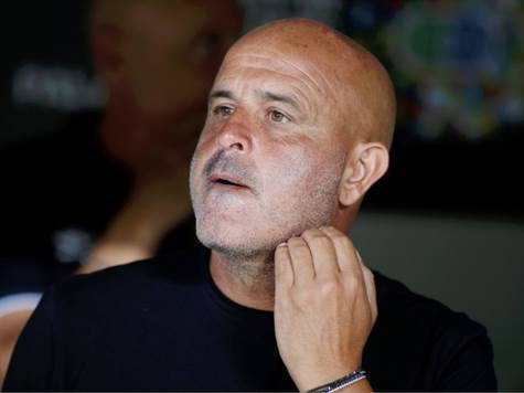 כאבי הראש של אבוקסיס בסגל רק מתגברים: הערב הוא יצטרך להסתדר ללא דנילו אספרייה, שאחראי על ארבעה מששת השערים של בית``ר העונה (כבש שלושה ובישל עוד אחד). ירדן שועה, למרות עבירות המשמעת, אמור להיות בסגל. דן עזריה ואוראל דגני יישארו בחוץ בגלל פציעות, וגם אביאל זרגרי יישאר בחוץ מסיבות מקצועיות. אדוארדו גררו ינסה להרשים בחלק הקדמי (צילום: אלן שיבר)