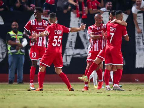 כדור חופשי נהדר של שוקרני הפתיעה את לבקוביץ` שהדף לא טוב. הריבאונד הגיע למלמד, שדחק פנימה מקרוב, 0:1 למארחים! (מאור אלקסלסי)