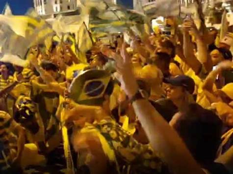 <P>האוהדים הברזילאים כבר מחממים את מיתרי הקול ויצאו לדרכם לכיוון האיצטדיון.</P>
<P><STRONG>צפו >>></STRONG></P>