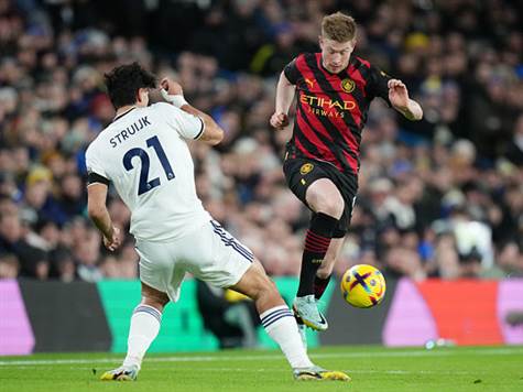 ומיד אחרי שהמילים האלה נכתבו, דה בריינה שלח בעיטה מרחוק, שחמקה סמוך לעמוד (GETTY)