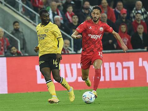 מצב נוסף של ב``ש! הפעם אנסה קיבל כדור עומק ובעט אותו על ניצן. הגול של הדרומיים מתקרב (ברני ארדוב)