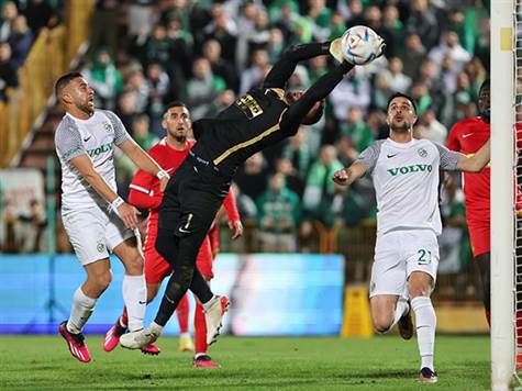 איזו הצלה של ג`ראפי! ג`אבר קיבל כדור עומק ושלח אותו למסגרת, אבל השוער של אשדוד הציל את קבוצתו פעם נוספת (לירון מולדובן)